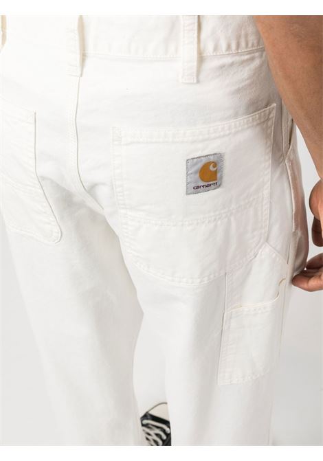 Pantaloni dritti con applicazione in bianco - uomo CARHARTT WIP | I03149935002
